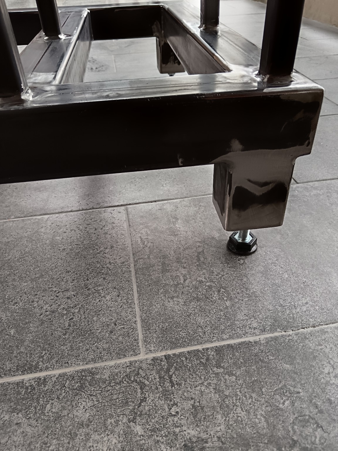 Detail view – adjustable leveling foot integrated into the steel base frame